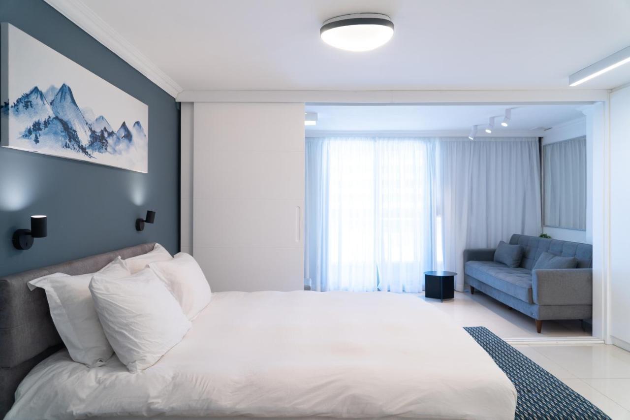 Beachfront Boutique Apartment Herzelia Esterno foto