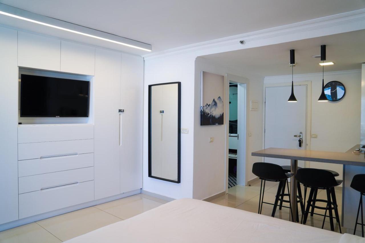 Beachfront Boutique Apartment Herzelia Esterno foto